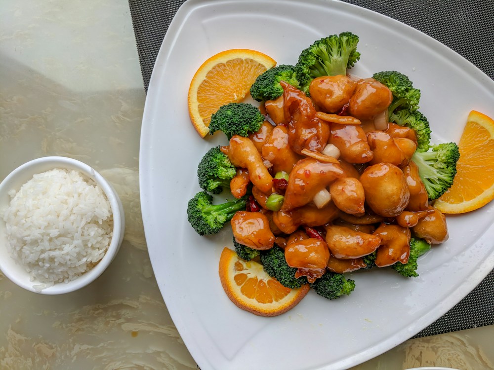 一盘热乎的糖醋鸡块，搭配西兰花和米饭